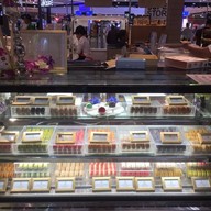 หน้าร้าน Dhara Dhevi Macaron เซนทรัล ศาลายา