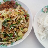 ลาบยโส เลี่ยงเมืองหนองมนใกล้ทางรถไฟ