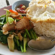 เมนูของร้าน ข้าวราดแกง 19 บาท เลิศอารีน่า