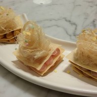 นมเย็น, ชาเย็น, ชอคโกแลต อย่างละชิ้น