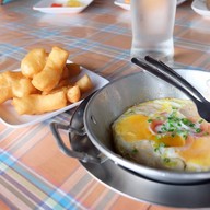 บ้านไม้ริมโขง