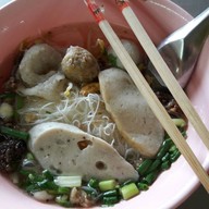 เมนูของร้าน ก๋วยเตี๋ยวนายใบ้ย้อนยุค โชคชัย4 ซอย​27