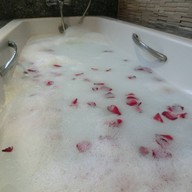 บ้านการะเกดนวดแผนไทยและสปา