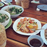 เมนูของร้าน ส้มตำกินแล้วรวย ถนนนิตโย