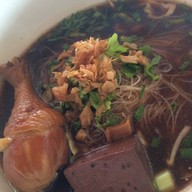 ร้านก๋วยเตี๋ยวอิ่มอร่อย แยกพระยืน