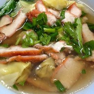 เมนูของร้าน สหชัย บะหมี่เกี๊ยวปู หมูแดง