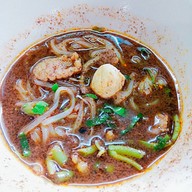 เมนูของร้าน ก๋วยเตี๋ยวเรือ ชามละ 12 บาท