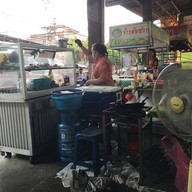 บรรยากาศ อาหารตามสั่ง ข้าง Family Mart ปากซอยจอมทอง 19