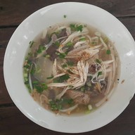 เมนูของร้าน ธัญญพร ก๋วยเตี๋ยวไก่ฉีกต้มยำ