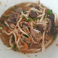 เมนูของร้าน ธัญญพร ก๋วยเตี๋ยวไก่ฉีกต้มยำ