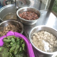 เจ๊หงษ์ ข้าวราดแกง ก๋วยเตี๋ยวไก่ ซอยเอกมัย 8