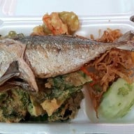 เมนูของร้าน ข้าวคลุกกะปิ เจ๊น้อย แฉ . . ท