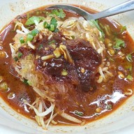 สามกองก๋วยเตี๋ยวลูกชิ้นปลา