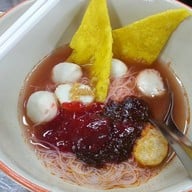 สามกองก๋วยเตี๋ยวลูกชิ้นปลา