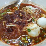 สามกองก๋วยเตี๋ยวลูกชิ้นปลา