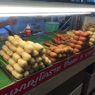 เมนูของร้าน หมูปิ้งนมสด ไส้กรอกแหนม โลตัส