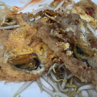 ผัดไทย หอยทอด ตลาดอตก.(เจ๊สมรเจ้าเก่า20ปี)