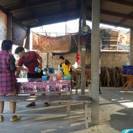 บรรยากาศ ข้าวพันผัก หน้าวัดเจดีย์คีรีวิหาร