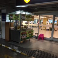 หน้าร้าน แพนด้า ลูกชิ้นปลาระเบิด ลภาวัน23