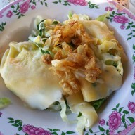 เมนูของร้าน ข้าวพันผัก หน้าวัดเจดีย์คีรีวิหาร