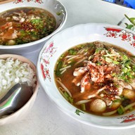 เมนูของร้าน ก๋วยเตี๋ยวเรือปทุมทอง นิคมบางปู