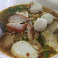 เมนูของร้าน ก๋วยเตี๋ยวหน้าสามพี่น้องเนิสเซอรี่