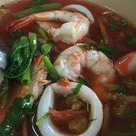 เมนูของร้าน ก๋วยเตี๋ยวหน้าสามพี่น้องเนิสเซอรี่