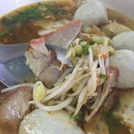 เมนูของร้าน ก๋วยเตี๋ยวหน้าสามพี่น้องเนิสเซอรี่