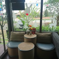 Atmosphere of Again Fresh Cafe