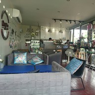 Atmosphere of Again Fresh Cafe