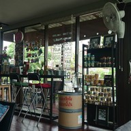 Atmosphere of Again Fresh Cafe