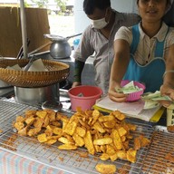 บรรยากาศ กล้วยทอดบุญคงมาก