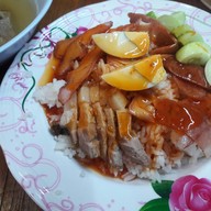 ชายสี่บะหมี่เกี๊ยว ปากทางเข้าร.ร.พานทองต้นสน