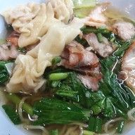 ชายสี่บะหมี่เกี๊ยว ปากทางเข้าร.ร.พานทองต้นสน