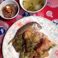 เมนูของร้าน ข้าวคลุกกะปิ เจ๊น้อย แฉ . . ท