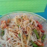 ลาบยโส เลี่ยงเมืองหนองมนใกล้ทางรถไฟ