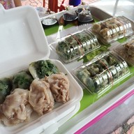 หน้าร้าน ครอบครัวตัวกลม เจ๊บุ๋ม (กุ้ยช่ายตลาดพลู)