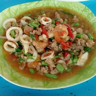 ลาบยโส เลี่ยงเมืองหนองมนใกล้ทางรถไฟ