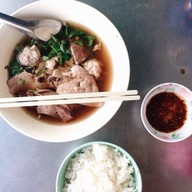 เมนูของร้าน เจ๊ตุ๋ย ต้มเลือดหมู ซอยพหลโยธิน1