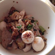 เมนูของร้าน ก๋วยเตี๋ยวเรือน้าชู ตลาดหลังกระทรวงการคลัง