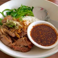 เมนูของร้าน เพิ่มพูน ก๋วยเตี๋ยวหมูตุ๋น เนื้อตุ๋น