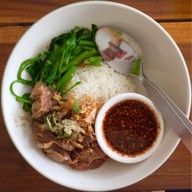 เมนูของร้าน เพิ่มพูน ก๋วยเตี๋ยวหมูตุ๋น เนื้อตุ๋น