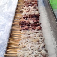 บรรยากาศ ปลาหมึกสดย่างสันติธรรม