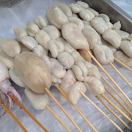 เมนูของร้าน ปลาหมึกสดย่างสันติธรรม