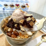 เมนูของร้าน SnoowinG Milk Bingsu กาดสวนแก้ว