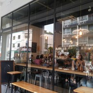 บรรยากาศ Old Hen Coffee Bar Singapore