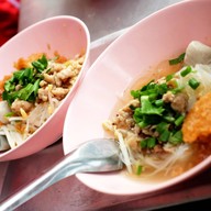 เมนูของร้าน เจ๊ติ๋มก๋วยเตี๋ยวปลา