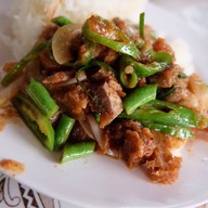 เมนูของร้าน บัวสุวรรณ ราดหน้ายอดผัก