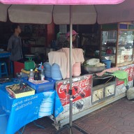 หน้าร้าน นายเชวงก๋วยเตี๋ยว (ลูกชิ้นหมูท่าตะโก)