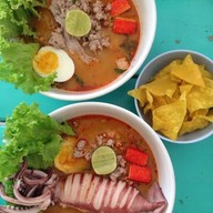 ก๋วยเตี๋ยวต้มยำกุ้งหนักเครื่อง